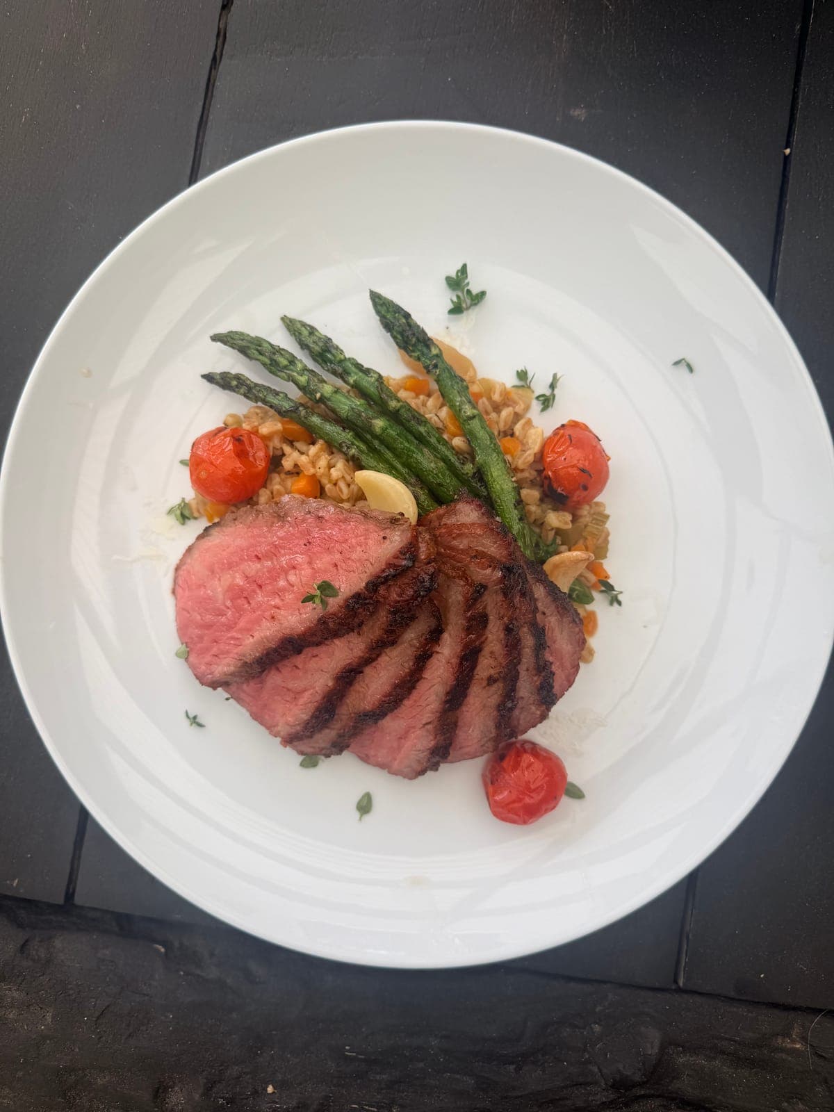 Sliced grilled steak with asparagus and risotto